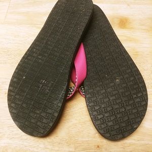 Sanuk Shoes - 7 Hot Pink Sanucks Sanuk Shoes - 7 Hot Pink Sanucks